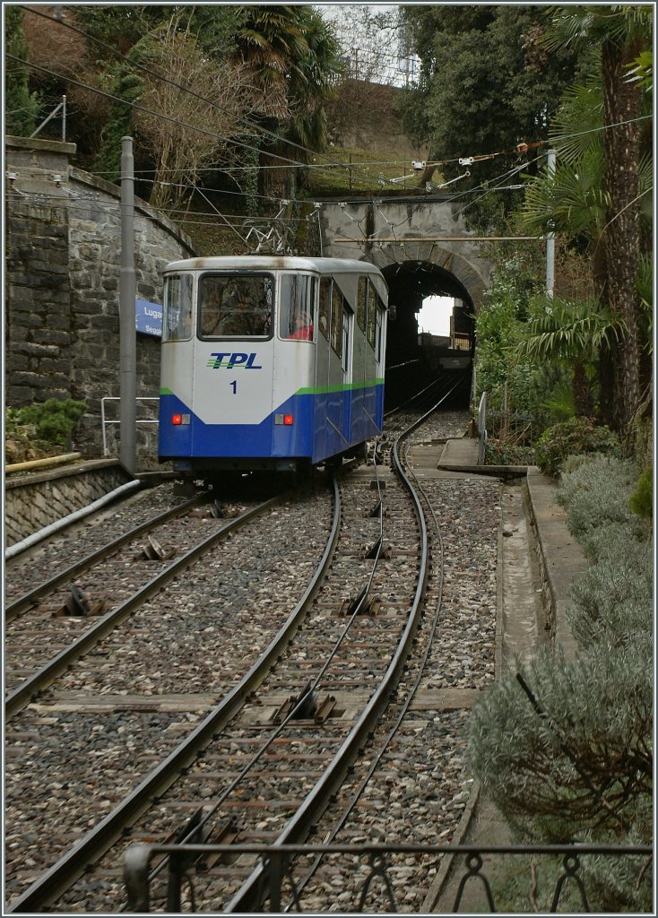 Durchblick I: Die Standseilbahn TPL N 1 auf der kurzen, aber steilen Fahrt von der Stadt zum Bahnhof von Lugano.
20. Mrz 2013