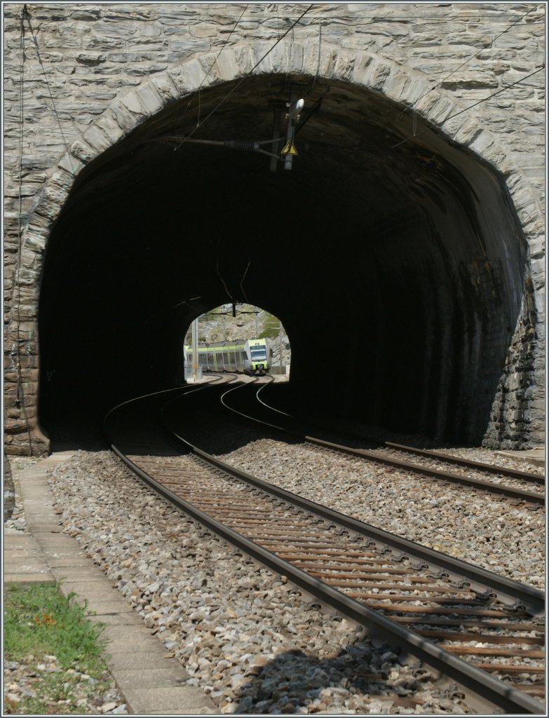 Durchblick II: Der  Ltschberger  auf dem Luogelkinnviadukt wird durch den relativ kurzen Mahnkinn-Tunnel fahren.
4. Mai 2013
