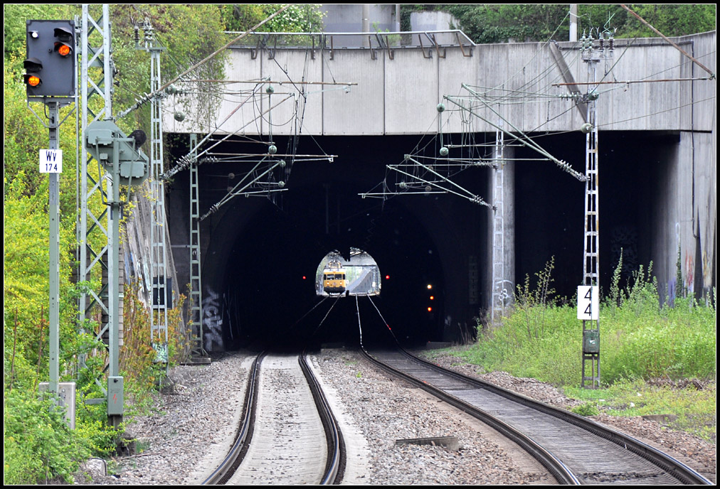 Durchblick - 

Pragtunnel in Stuttgart-Feuerbach. 

13.04.2011 (J)