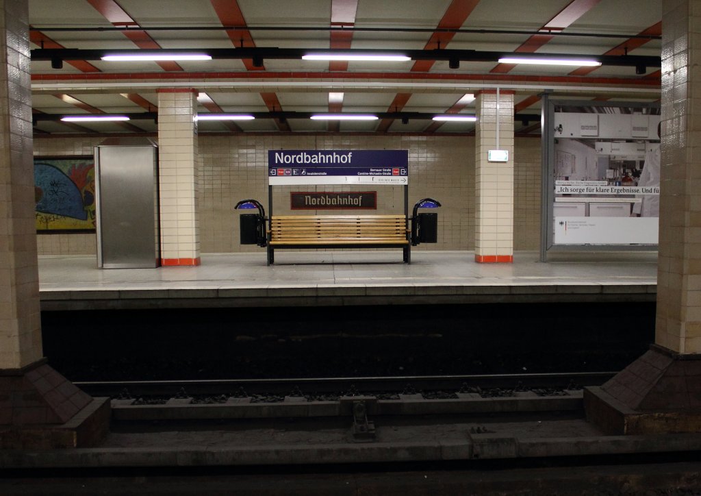 Durchblicke! Bahnhofsschild alt und neu. Berlin Nordbahnhof am 24.03.2012.