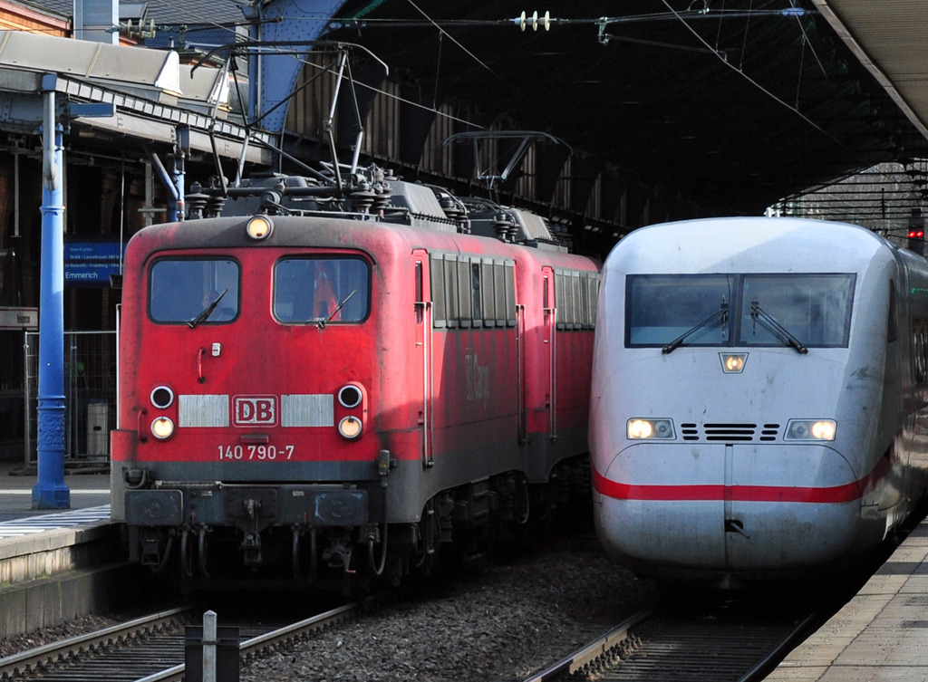 Durchfahrender Gterzug mit der 140 790-7 in Front und der ICE 2  Essen  im Hbf Bonn - 21.02.2012