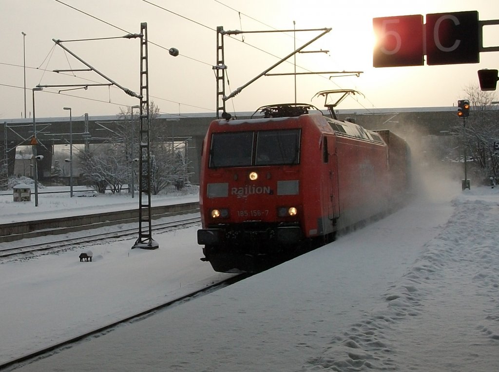 Durchfahrender Gterzug,mit 185 156,am Morgen vom 18.Dezember 2010,in Hamburg Harburg.