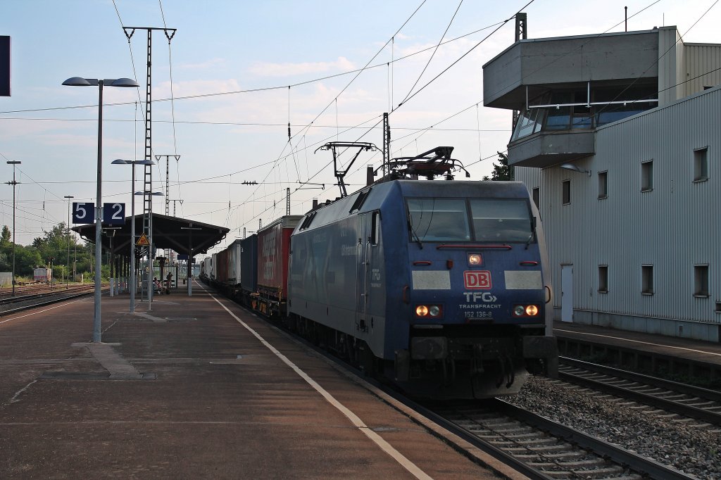 Durchfahrt von 152 136-8  Albertros-Express  mit einem Kistenzug im Bahnhof von Mllheim (Baden) gen Sden. (25.07.2013)