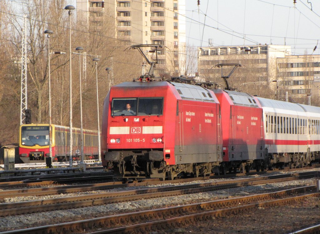 Durchfahrt am 22.03.2010 in Berlin Greifswalder Strasse im Doppelpack ,gezogen wird eine Leerwagenberfhrung.
