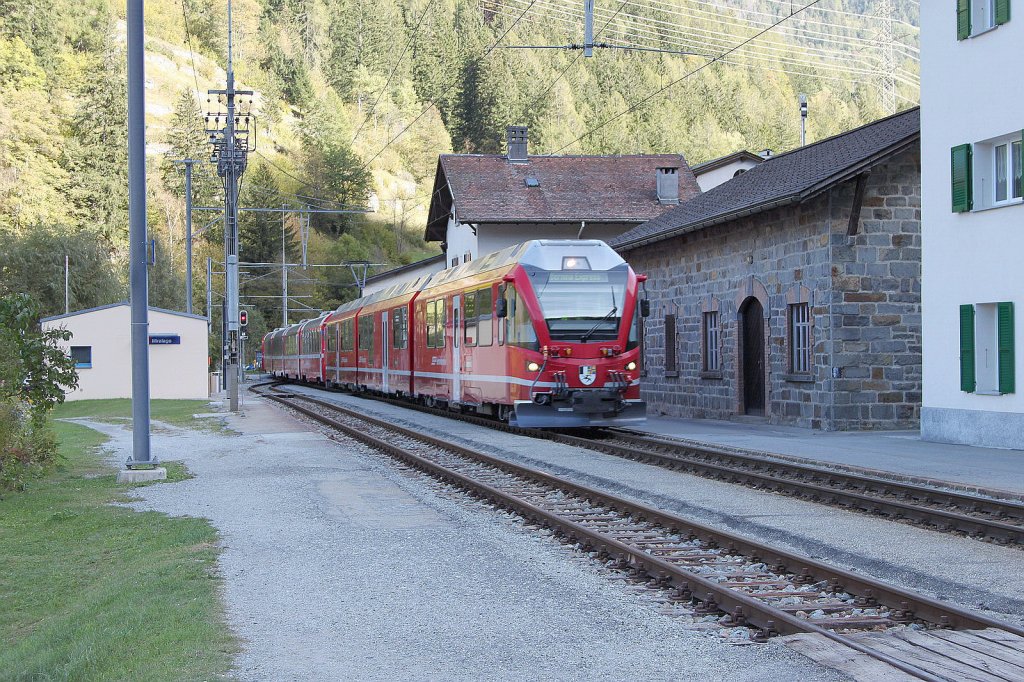 Durchfahrt des Bernina Express nach St.Moritz in Miralago. Hier in Miralago 
wurde brigens meine Frau geboren.12.10.11