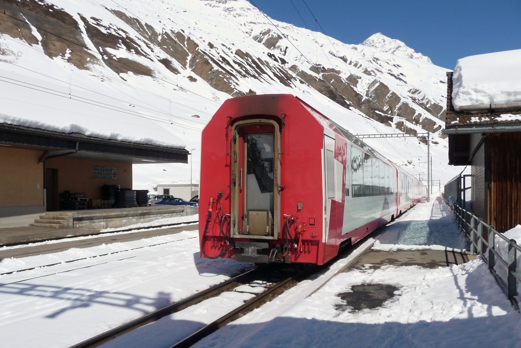 Durchfahrt des Glacier-Express durch Realp (17.3.2010)