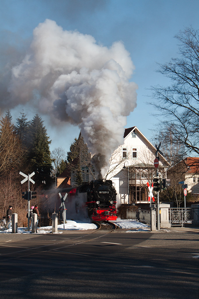Durchfahrt des zweiten Zugs, gezogen von der 99.7237, am Vormittag durch Wernigerode. (04.03.2013)