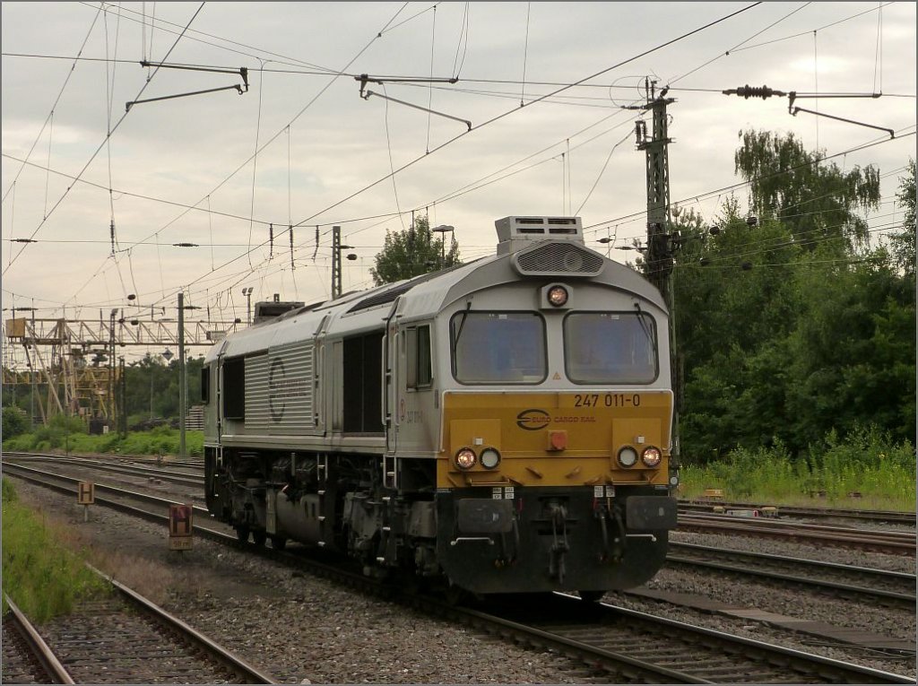 Durchfahrt in Duisburg Wedau f�r diese franz�sische Class 66 (247 011-0) der Euro Cargo Rail im Juli 2012.