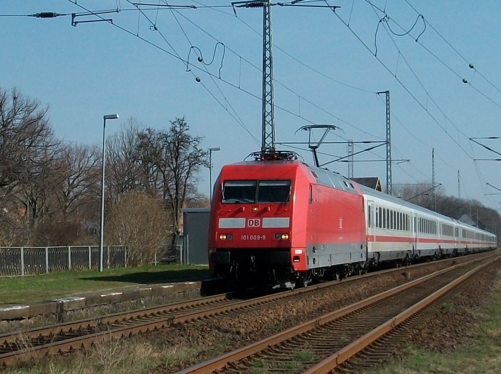 Durchfahrt durch den Haltepunkt Teschenhagen am 07.April 2010 fr 101 009 mit dem IC 2213 Binz-Stuttgart.