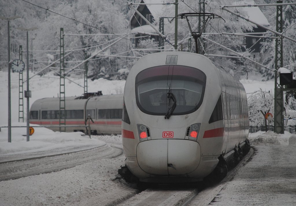 Durchfahrt eines ICE-T in Steinbach. (05.01.2011)