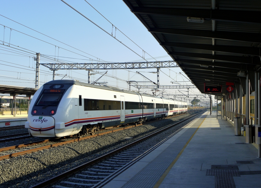 Durchfahrt eines  Media Distancia  - entspricht unserem IC - durch die menschenleere Station  Jerez Aeropuerto . Ein merkwrdiger Bahnhof: alle Zge werden inklusive Zielbahnhof per Lautsprecher und auf Bildschirmen angekndigt, halten aber nicht! Nur viermal am Tag macht hier ein Zug Station. 20.9.2012