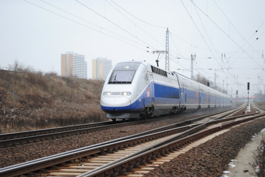 Durchfahrt eines TGV mit Tempo 120 in Biesdorfer Kreuz zur Probefahrt nach Hamburg,leider werden die Bildrnder durch die Geschwindigkeit unscharf.