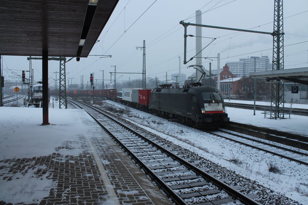Durchfahrt einer ES 64-U2 mit ihrem Containerzug am 23.3.13 im Bahnhof Gttingen.