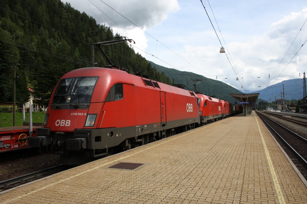 Durchfahrt in Mallnitz - Obervellach an der Tauernschleuse am 27.07.2011: 1116 083, 1216 004 und eine unbekannte 1116er in der Mitte. Ein groes Dankeschn gilt hier meiner Freundin fr ihre Geduld und Ausdauer :-)