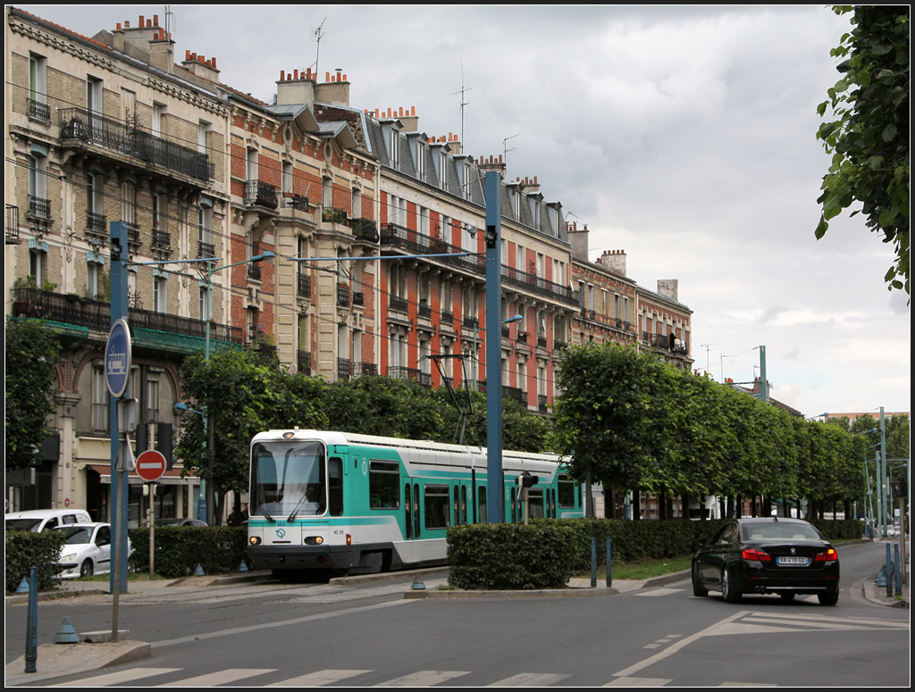 Durchgehend eigener Bahnkörper - 

Die Linie T1 fährt durchgehend auf einem eigenen Bahnkörper, im Stadtkern von St-Denis auch in der Fußgängerzone. Aufnahme zwischen den Stationen Théâtre Gérard Philipe und St-Denis Marché. 

19.07.2012 (M)