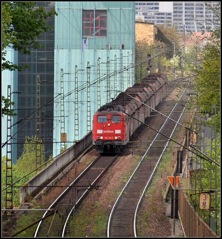 Durchs Tele verkürzt gesehen - 

Ein Güterzug auf der Neckartalbrücke zwischen Stuttgart-Münster und Bad Cannstatt. Links das Kraftwerk Münster. 

13.04.2011 (J)