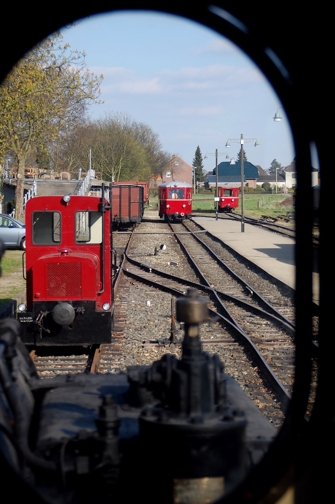  Durchschu , weil ich dieses Foto von der Plattform eines angehngten Wagons gemacht habe und durch den Fhrerstand der MEG 46 hindurch die Ausfahrt des Triebwagens MEG T13 aus Schierwaldenrath festhielt. Sonntag den 8.4.2012