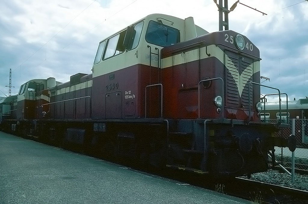 Dv 12 2540 und Schwesterlok vor schwerem Fernreisezug, evtl. in Helsinki. Aufnahme von Aug. 1982, HQ-Scan ab (sorry, stark unterbelichtetem) Dia.