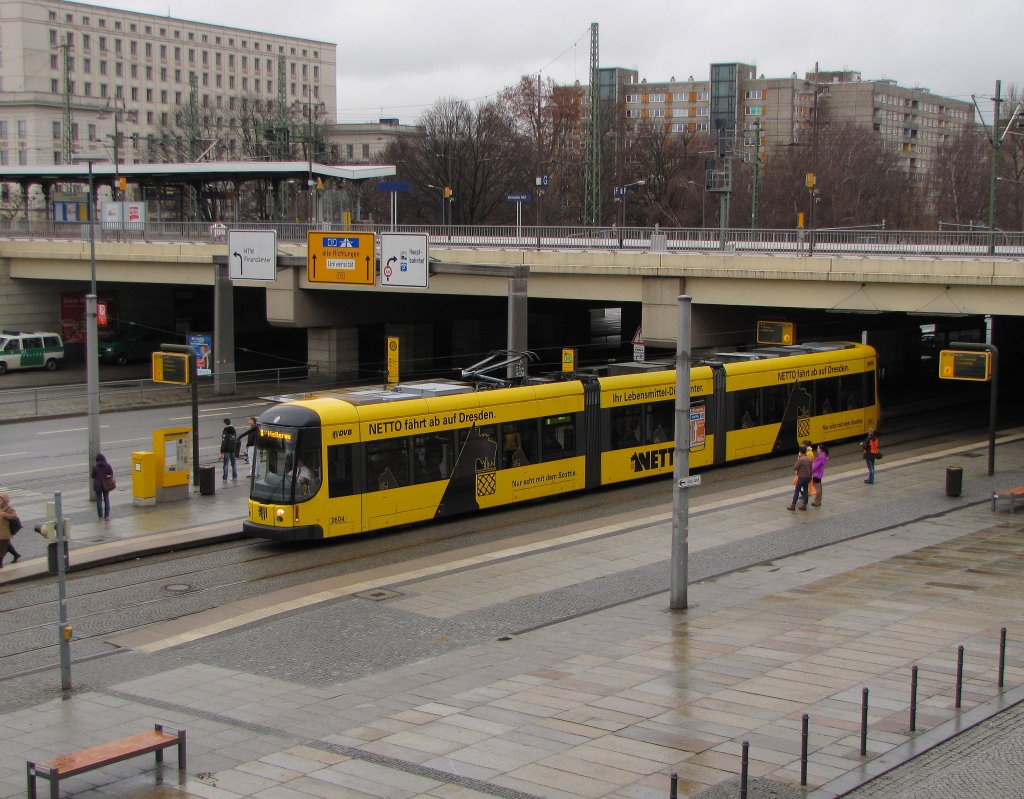 DVB 2604 als Linie 8 nach Hellerau, am 05.01.2013 am Dresdener Hauptbahnhof.