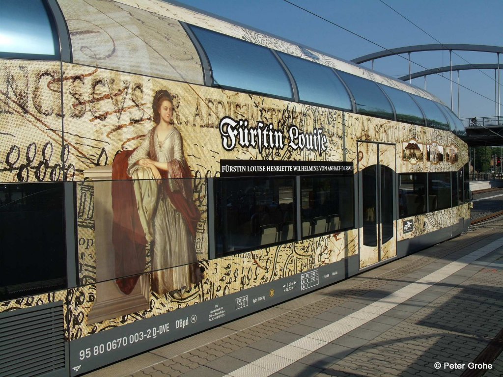 DVE 670 003-2 seit April 2012 im neuen Design: Detail mit F�rstin Louise Henriette Wilhelmine von Anhalt-Dessau, KBS 257 Dessau - W�rlitz, fotografiert im Bhf. Dessau am 02.05.2012