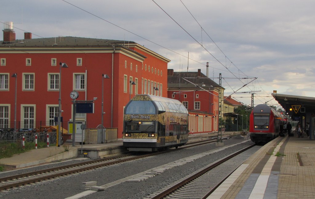 DVE 670 004  Frst Franz  und der RE 17694 von Leipzig Hbf nach Magdeburg Hbf, in Dessau Hbf; 09.08.2011