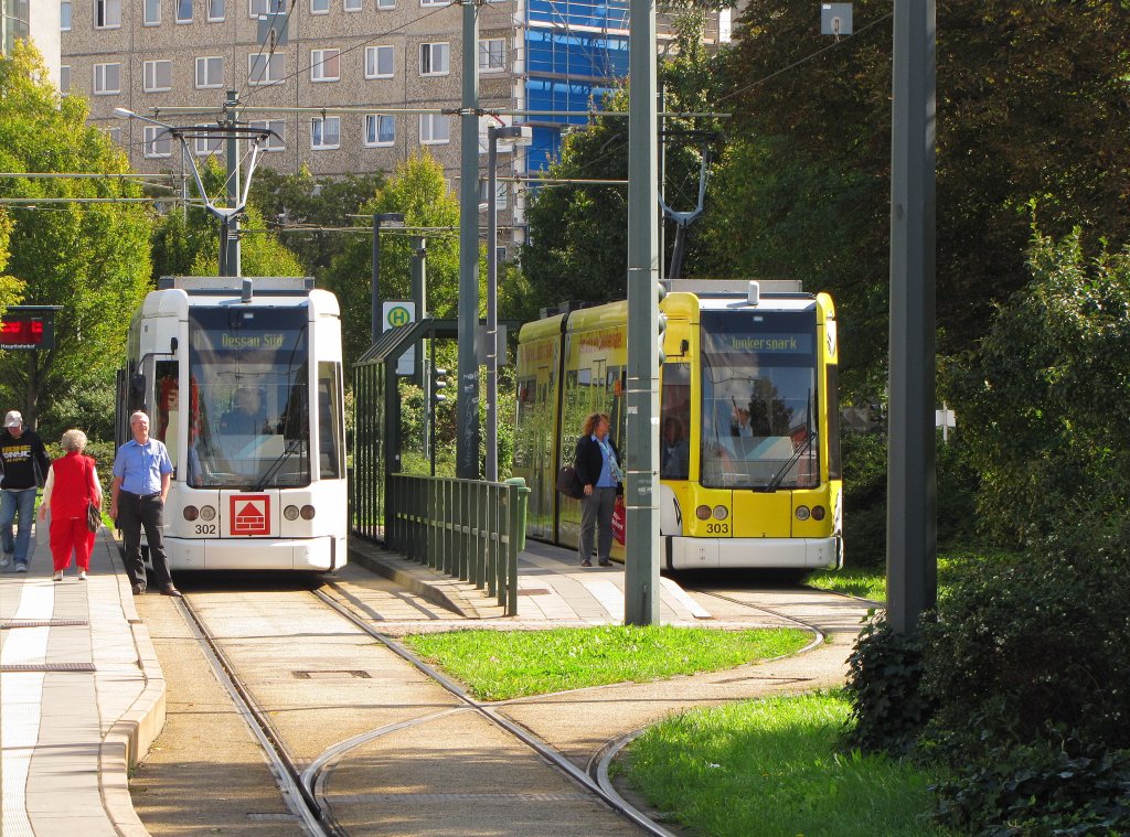 DVG 302 als STR 1 zur Tempelhoferstr. und DVG 303 als STR 3 zum Junkerspark, an der Haltestelle am Dessauer Hauptbahnhof; 14.09.2011