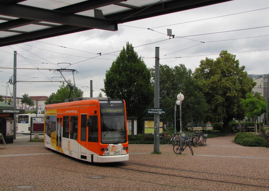 DVG 310 als Linie 4 zur Kreuzbergstrae, am 26.06.2012 am Hauptbahnhof in Dessau.