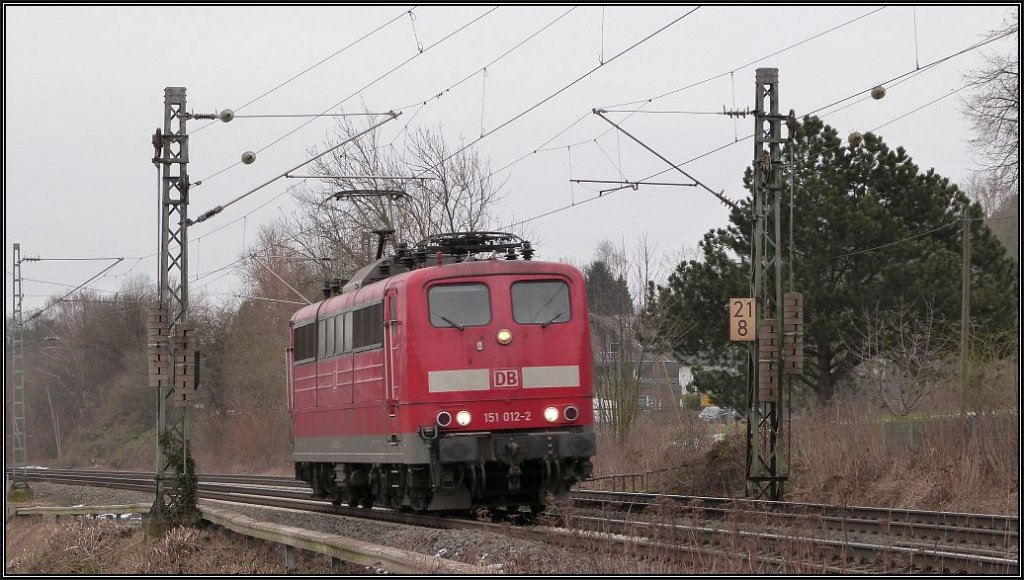Dynamisch kommt sie daher,die 151 012-2 bei Rimburg im Kreis Heinsberg.
Bildlich festgehalten im Februar 2013.