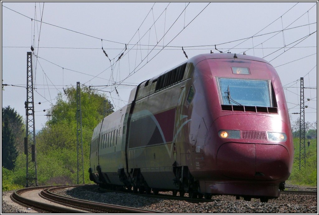 Dynamisch und leise kommt er daher,der Thalys auf Durchfahrt am Bahnhof Eschweiler.
Bildlich festgehalten Anfang Mai 2013.
