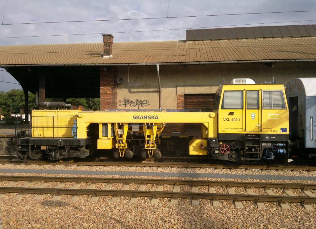 Dynamischer Gleisstabilisator VKL 402.1 in Bf. Zdice in 26.7.2011. Hersteller MTH Kladno.