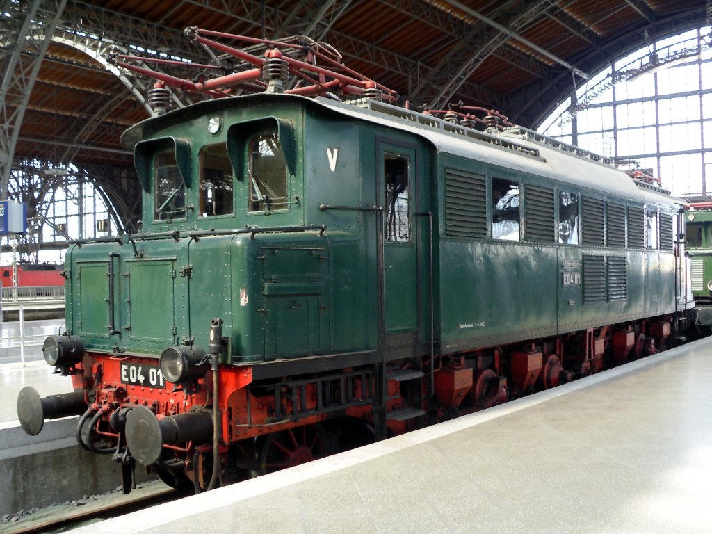 E 04 01 am Museumsgleis 24 in Leipzig Hbf am 12.09.2010.