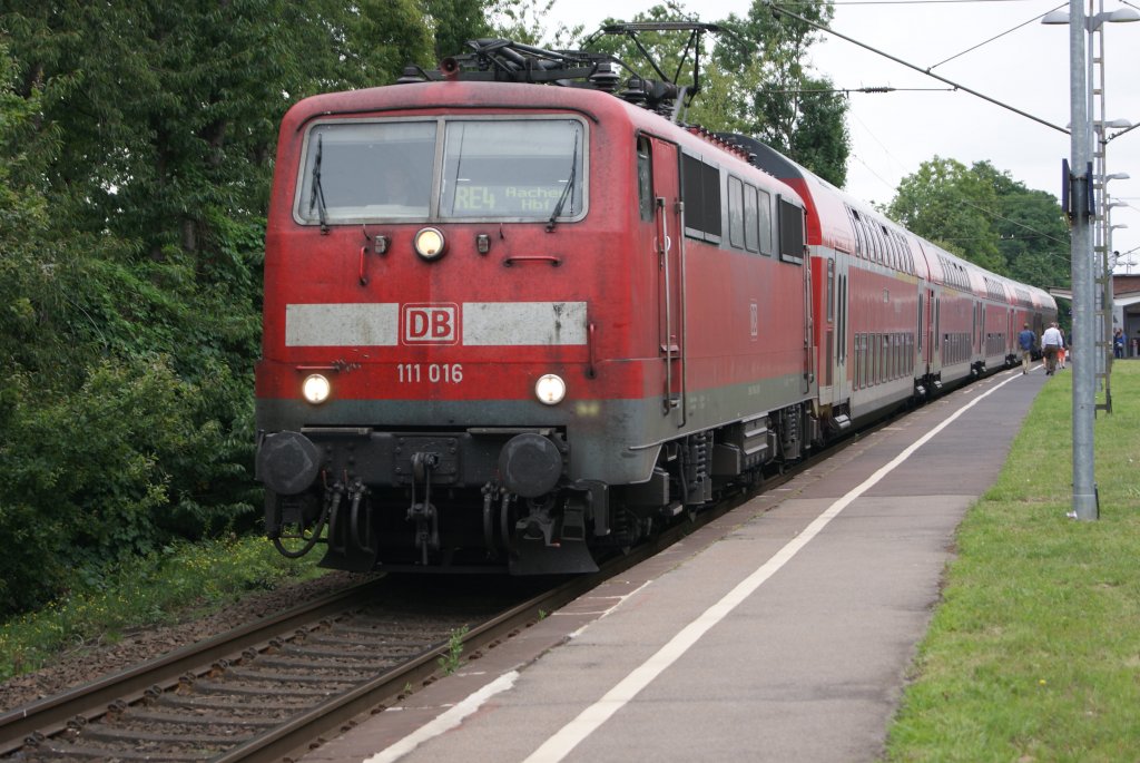 E 111 016 mit RE 4 Dortmund-Aachen am Haltepunkt Hckelhoven-Baal.