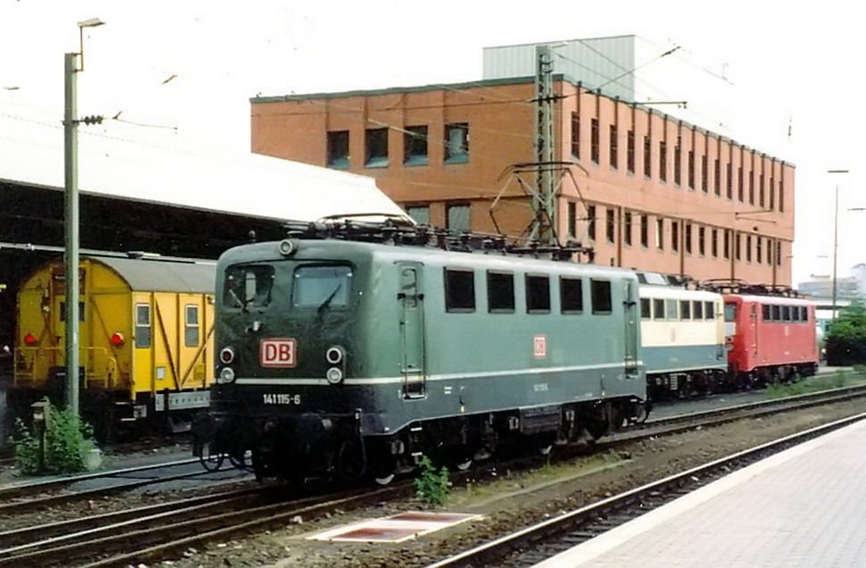 E 141 115-6 abgestellt beim Bahnhof Koblenz - Ende der 80iger oder Anfang der 90iger Jahre (Scan vom Dia). 