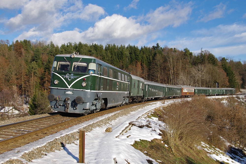 E 16365 von Wien FJB nach Graz Hbf, gezogen von der 2050.04 am 11.12.2010 kurz vor dem ehem. Bahnhof Autal.