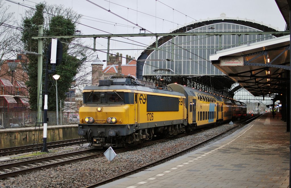 E 1726 fhrt mit leerzug durch Haarlem am 15.01 2011.