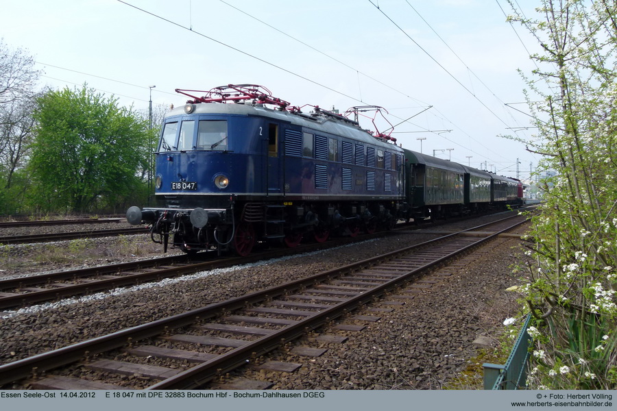 E 18 047 in Essen Stelle-Ost. Ausfahrt als DPE 32883 Bochum Hbf - Bochum-Dahlhausen,