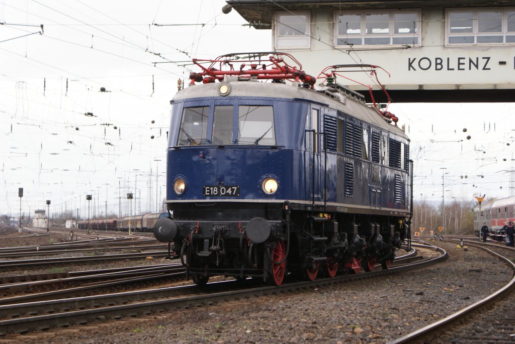 E 18 047 gab ein ordentliches Signalhorn von sich, als sie an den ganzen Fotogafen vorbei fuhr.Koblenz Ltzel, 03.04.2010 14:47 Uhr