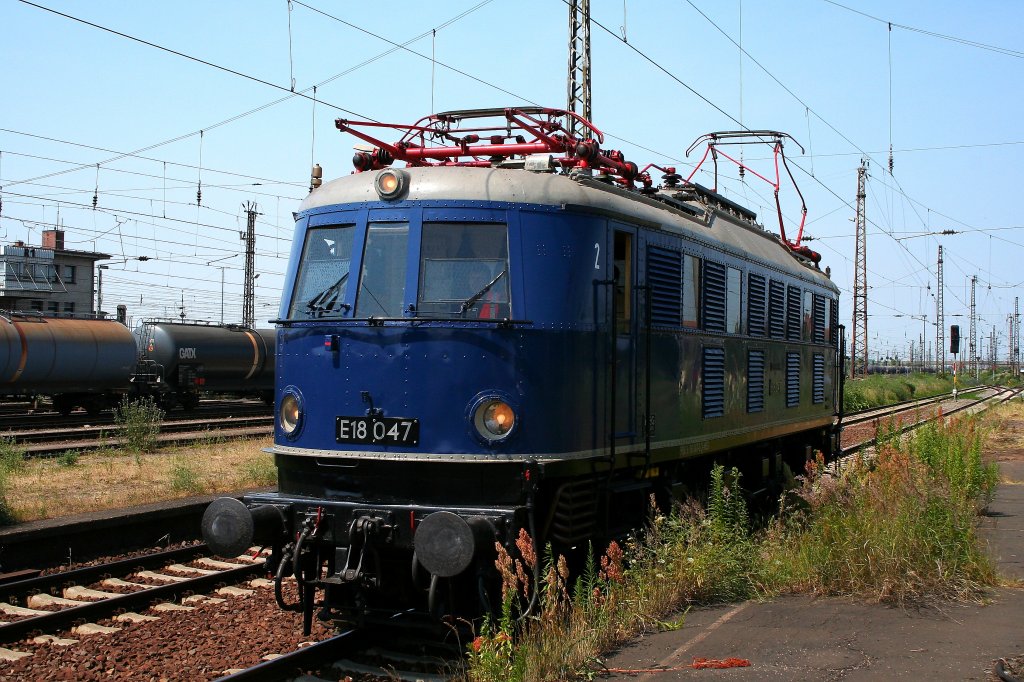 E 18 047 hat gerade im Bahnhof Grokorbetha umgesetzt und wird gleich den Berliner Traditionszug, den sie zuvor ber Leipzig hierher gebracht hatte, zur Rckfahrt nach Halle/S. Hbf bernehmen. (Aufnahme vom 03.07.2010)