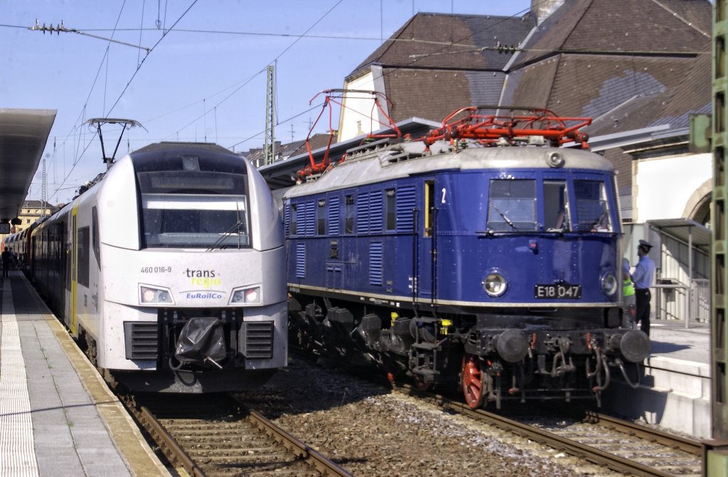 E 18 047 seht nehben der MRB 32 460 016 am 20.8.11 im Koblenzer HBF.