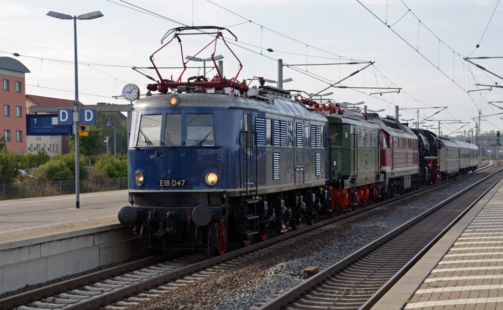 E 18 047 zog am 07.09.12 E 44 108, 130 101, 41 1185 sowie drei Wagen am Zugschluss durch Bitterfeld Richtung Berlin. Ziel war das dortige Bw Schneweide wo die Fahrzeuge an diesem Wochenende ausgestellt werden.