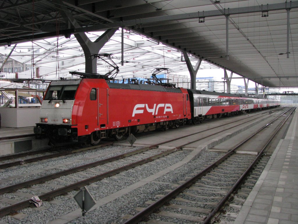 E 186 117 der Fyra am 4.August 2011 in Rotterdam Centraal