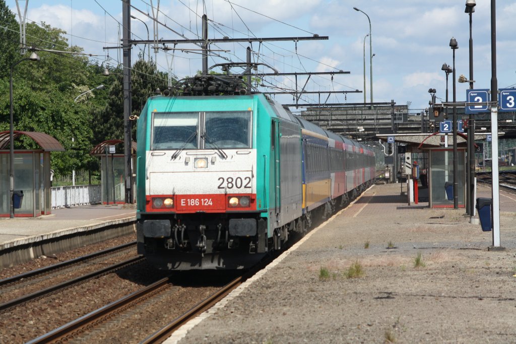 E  186 124 fuhr am 14.05.11 mit einen IC durch Antwerpen-Noorderdokken.