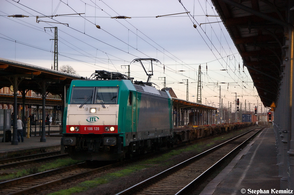 E 186 128 Alpha Trains fr ITL Eisenbahn GmbH mit einem Containerzug in Stendal und fuhr in Richtung Salzwedel weiter. 28.12.2012