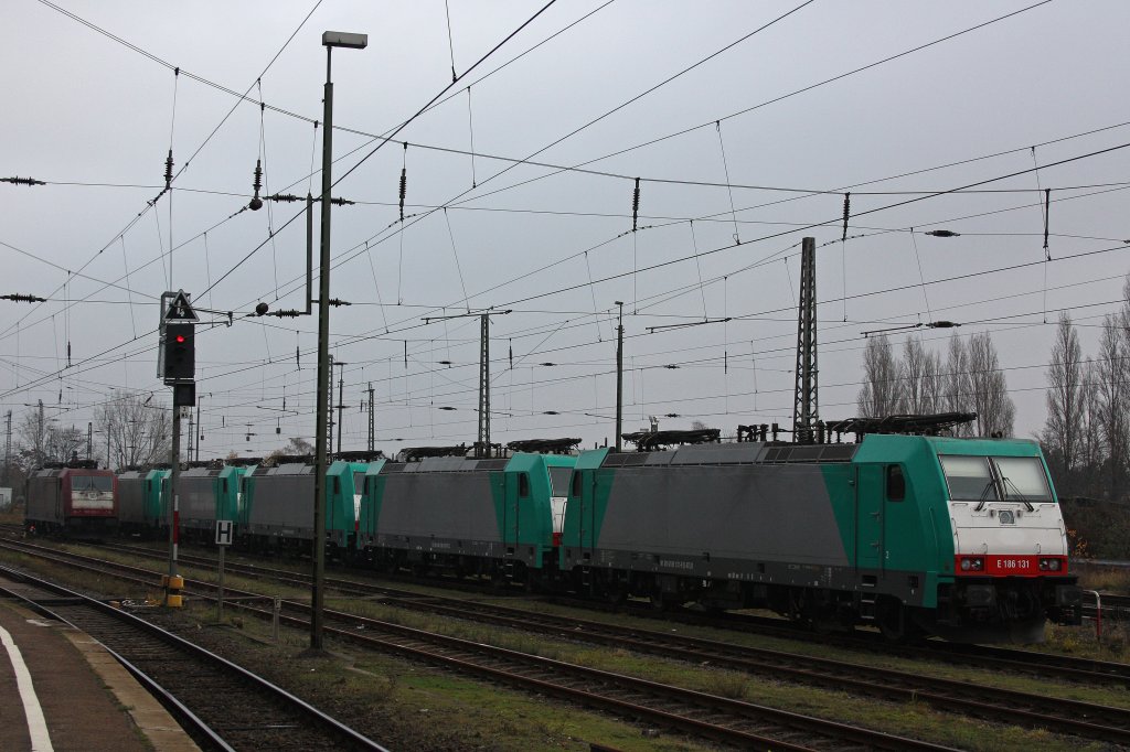 E 186 131 stand am 1.12.12 zusammen mit E 186 126,E 186 132,E 186 246 und E 186 247 abgestellt in Krefeld Hbf.Links steht Crossrail 185 593.