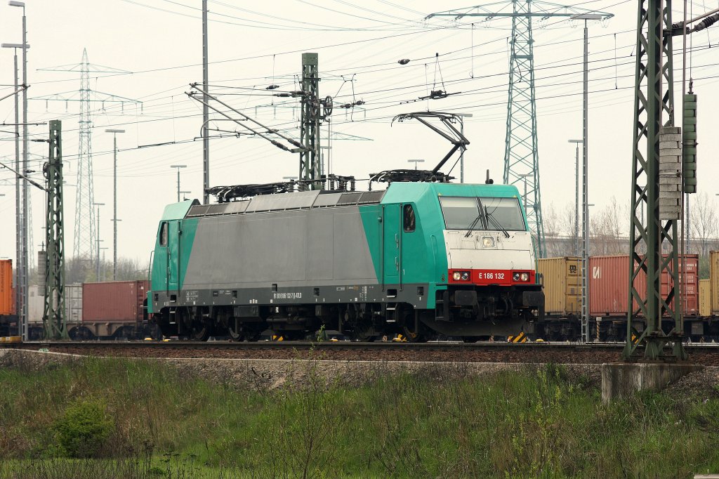 E 186 132 fhrt in den hamburger Hafen ein. 22.04.12
