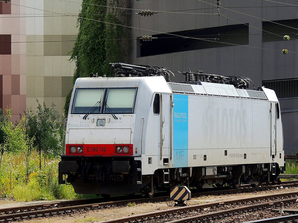 E 186 136-8 von RAILPOOL wartet in Passau-Hbf auf weitere Einstze; 130629