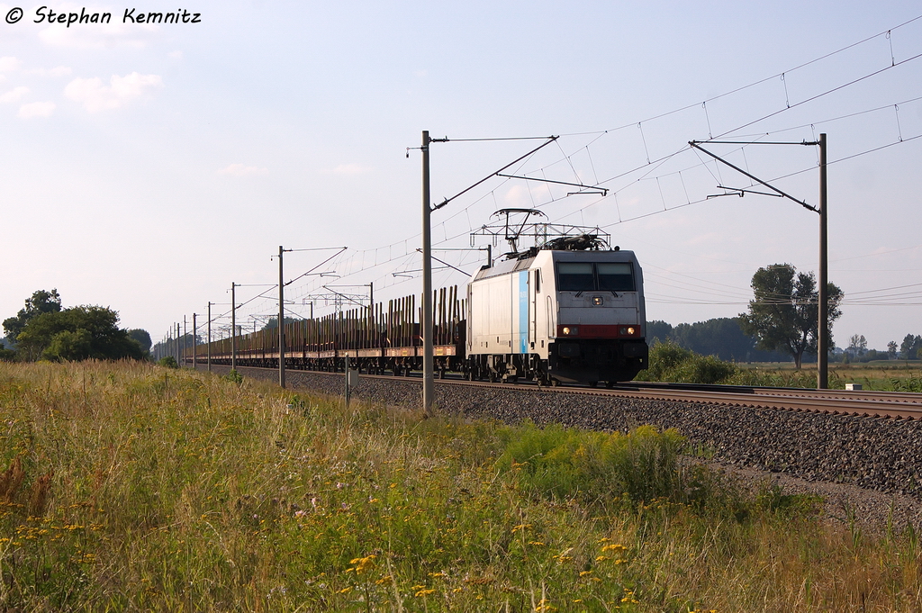 E 186 137 Railpool GmbH f�r OHE Cargo GmbH mit einem leeren Holzzug in Vietznitz und fuhr in Richtung Nauen weiter. 05.08.2013