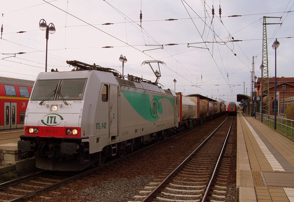 E 186 142 der ITL kommt hier mit einem Umleitergterzug. Dieser fuhr dann weiter in Richtung Cottbus. Lbbenau/Spreewald den 28.11.2009