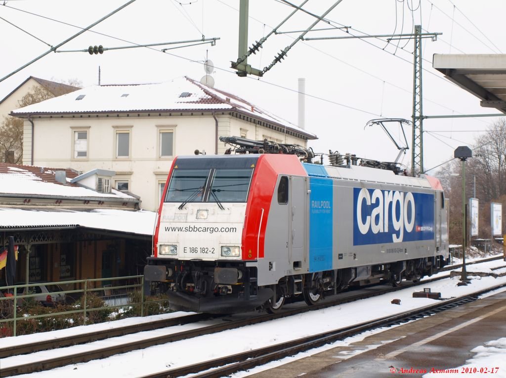E 186 182-2 der SBB Cargo fhrt vom Stuttgarter Hafen kommend am Bf Untertrkheim vorbei in richtung (ehemaligen Gterbahnhof - TSU G) zum Abstellen. (17.02.2010)