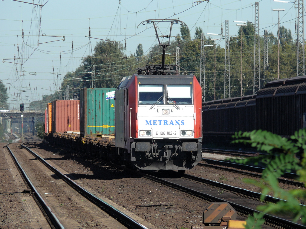 E 186 182-2 von der tschechischen Fa. Metrans mit Mietwagen auch von Metrans in Recklinghausen-Sd. 30.09.2011.